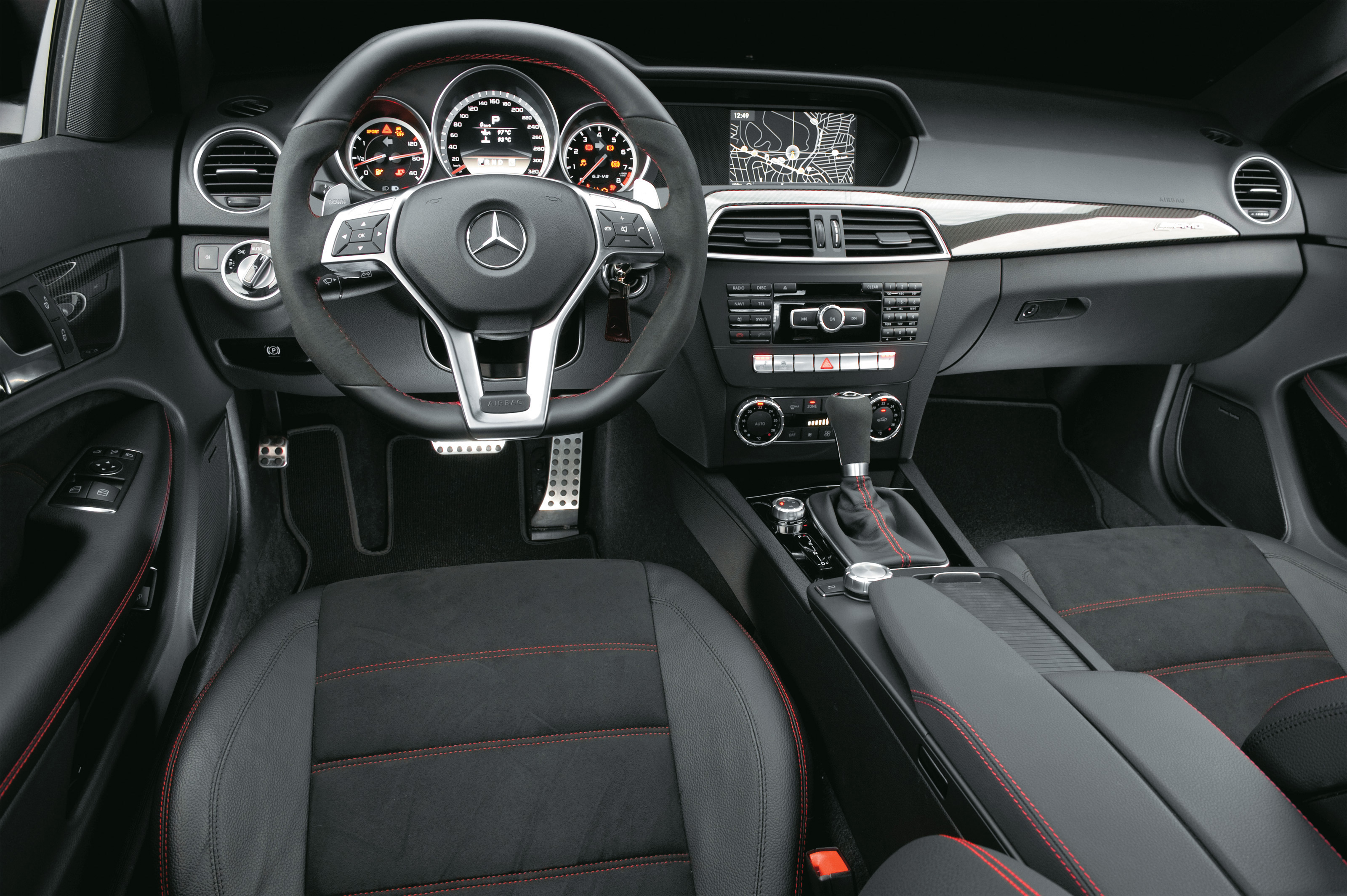 MERCEDES-BENZ C63 AMG BLACK SERIES Interior do C 63 AMG Coupé Black Series modelo 2012 da Mercedes-Benz