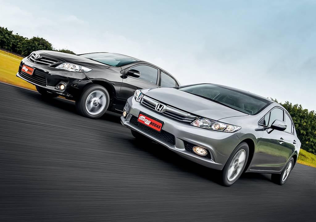 Toyota Corolla XEi e Honda Civic LXR durante teste comparativo da revista Quatro Rodas em 2013
