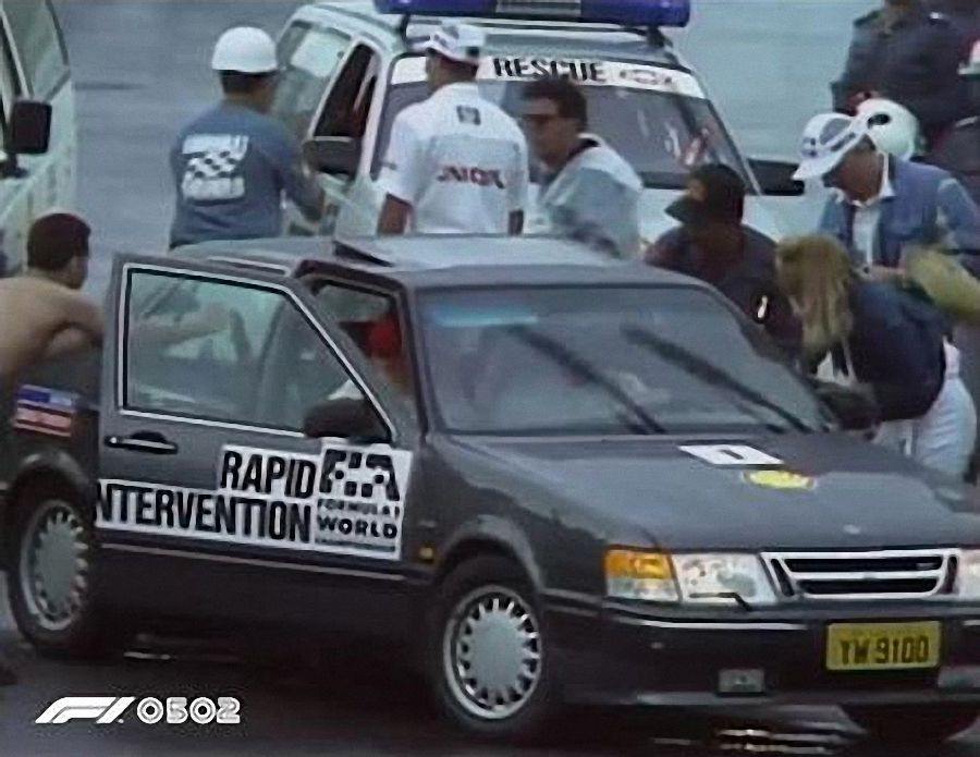 Saab 9000 e Chevrolet Ipanema em atendimento a Senna após a corrida