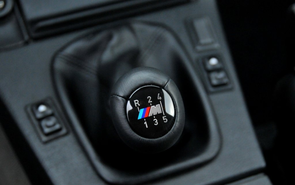 Alavanca de câmbio do tipo dogleg dos BMW M3