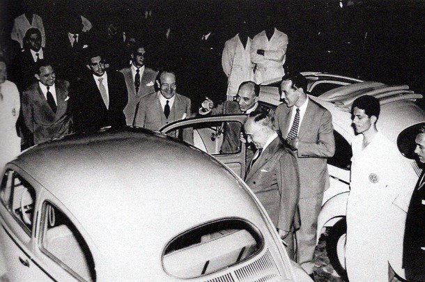 Lúcio Meira e Getúlio Vargas diante do Volkswagen Sedan em 1953 Lúcio Meira e Getúlio Vargas diante do Volkswagen Sedan em 1953