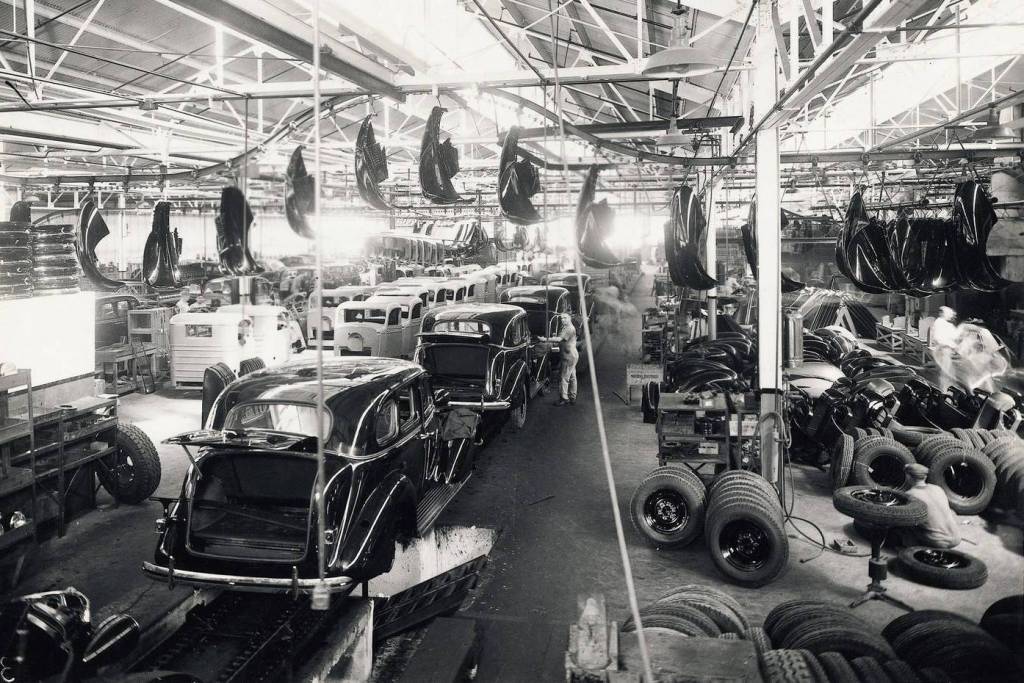 Linha de montagem da General Motors na década de 1930