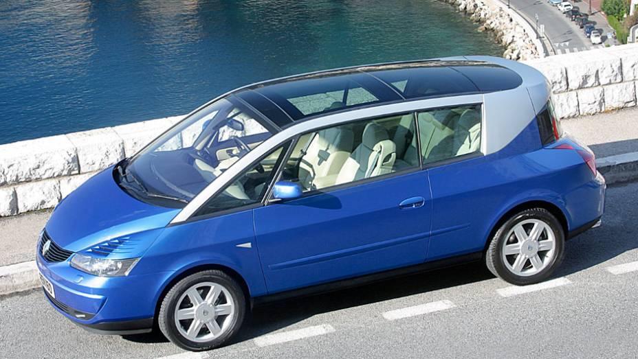 Tentar vender a ideia de que ela era um novo tipo de cupê, apesar do formato de minivan, com motor de mais de 200 cv, soou estapafúrdio até para os tradicionalmente vanguardistas franceses.