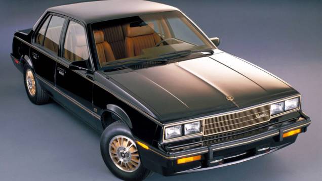 Ele era praticamente um gêmeo do Chevrolet Cavalier. Ok, não seria o primeiro caso na indústria, mas problema é que a Cadillac é a marca de luxo do grupo. Algo como um Audi idêntico a um Voyage.