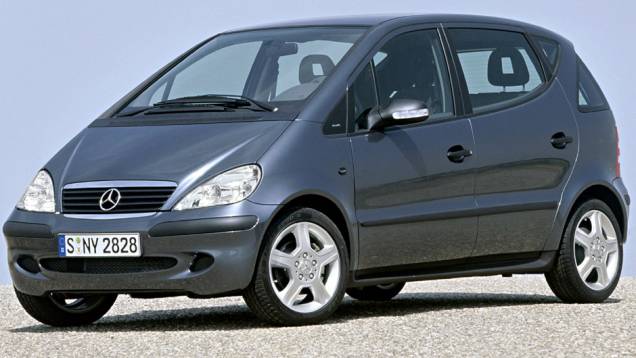 A ideia de fazer um Mercedes mais acessível esbarrou quando ele capotou em um teste da imprensa sueca. Sofreu recall e ganhou diversos componentes eletrônicos, mas a reputação já tinha ido embora. A ideia de fazer um Mercedes mais acessível esbarrou quando ele capotou em um teste da imprensa sueca. Sofreu recall e ganhou diversos componentes eletrônicos, mas a reputação já tinha ido embora.