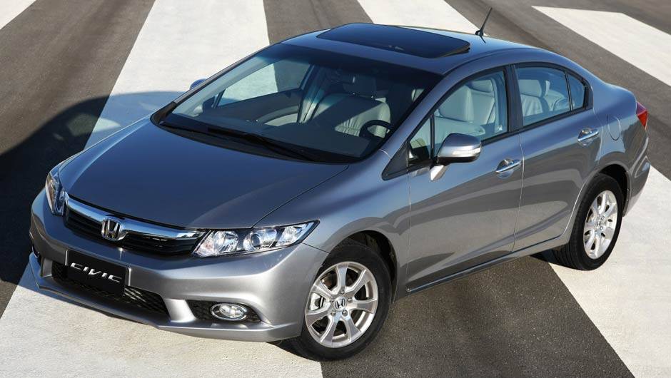 O motor 1.8, de 140 cv com etanol, continua sendo oferecido na vers&atilde;o LXS, que ganhou Bluetooth, chave-canivete e forra&ccedil;&atilde;o na tampa do porta-malas de s&eacute;rie | <a href="https://quatrorodas.abril.com.br/noticias/fabricantes/honda-civic-2014-ganha-motor-2-0-730" rel="migration"></a>
