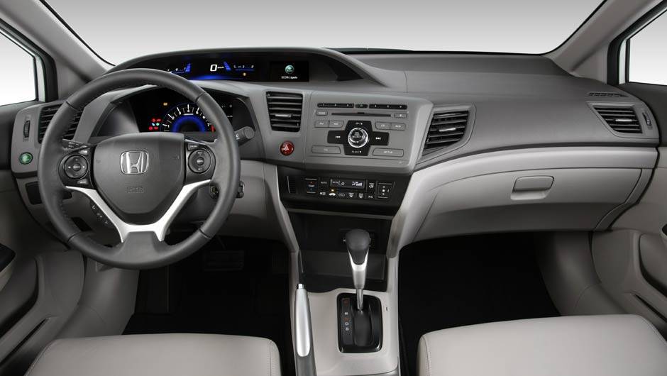 As borboletas para trocas sequenciais s&atilde;o oferecidas a partir da vers&atilde;o LXR | <a href="https://quatrorodas.abril.com.br/noticias/fabricantes/honda-civic-2014-ganha-motor-2-0-730338.shtml" rel="migration">Leia mais</a>