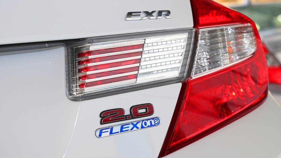 A vers&atilde;o top &eacute; a EXR, que traz controle de tra&ccedil;&atilde;o e de estabilidade (VSA) e de estabiliza&ccedil;&atilde;o da dire&ccedil;&atilde;o el&eacute;trica na lista de itens de s&eacute;rie | <a href="https://quatrorodas.abril.com.br/noticias/fabricantes/honda-civic-2014-ganha-motor-2-0-730338.shtml" rel="migration">Leia m</a>