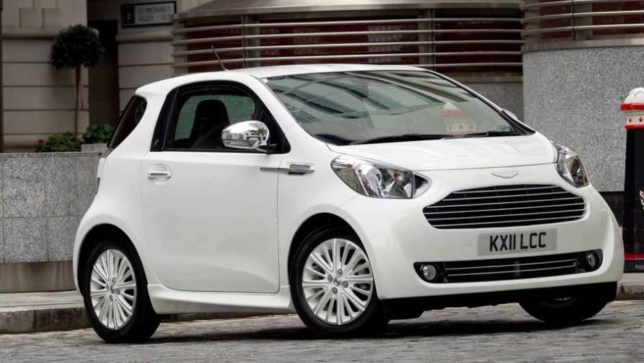 Aston Martin Cygnet: este estranho irmão do Toyota iQ surgiu em 2011, e acabou sendo um fracasso retumbante; há quem diga que ele só existiu para equilibrar o nível de emissões de poluentes da marca na Europa