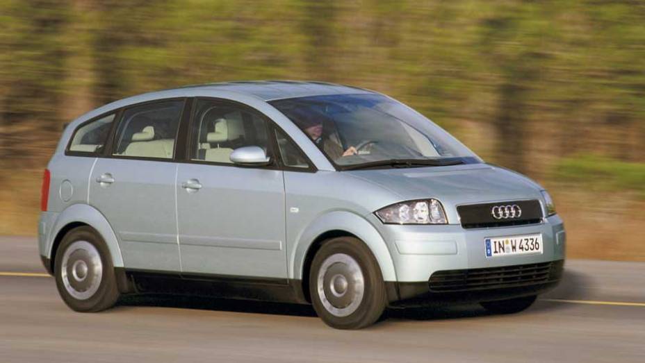 Audi A2: fabricado de 1999 a 2005, o monovolume concorria com o Mercedes-Benz Classe A e foi o primeiro carro da Audi com carroceria de alumínio depois do luxuoso A8