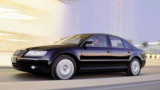 VW Phaeton: espécie de Audi A8 da Volkswagen, o Phaeton nunca foi um sucesso de vendas; nada mais natural para um modelo de alto luxo feito por uma empresa cujo nome significa carro do povo