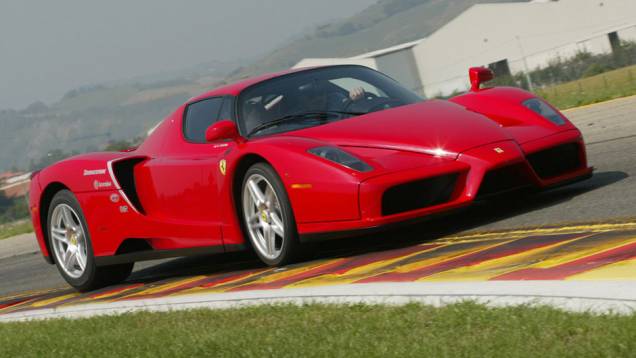 Ferrari Enzo: o nome do fundador da Ferrari foi a escolha certa para batizar o modelo que sucedeu a F50 no posto de supercarro da Ferrari