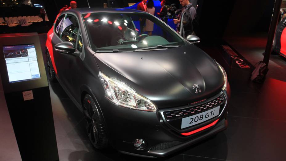 Peugeot 208 GTI 30th Edition | <a href="https://quatrorodas.abril.com.br/noticias/saloes/paris-2014/peugeot-revela-novas-fotos-208-gti-30th-800475.shtml" rel="migration">Leia mais</a> | <a href="https://quatrorodas.abril.com.br/galerias/saloes/paris/2014/direto-salao-paris" rel="migration"></a>