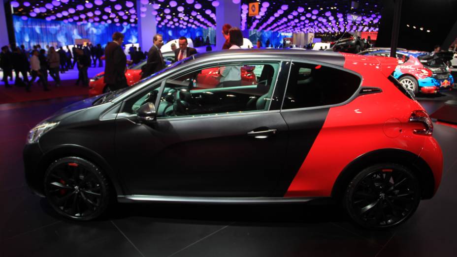 Peugeot 208 GTI 30th Edition | <a href="https://quatrorodas.abril.com.br/noticias/saloes/paris-2014/peugeot-revela-novas-fotos-208-gti-30th-800475.shtml" rel="migration">Leia mais</a> | <a href="https://quatrorodas.abril.com.br/galerias/saloes/paris/2014/direto-salao-paris" rel="migration"></a>