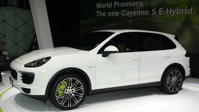 Porsche Cayenne S E Hybrid | <a href="https://quatrorodas.abril.com.br/galerias/saloes/paris/2014/direto-salao-paris-parte-2-803962.shtml" rel="migration">Veja mais: direto de Paris - Parte 2</a>