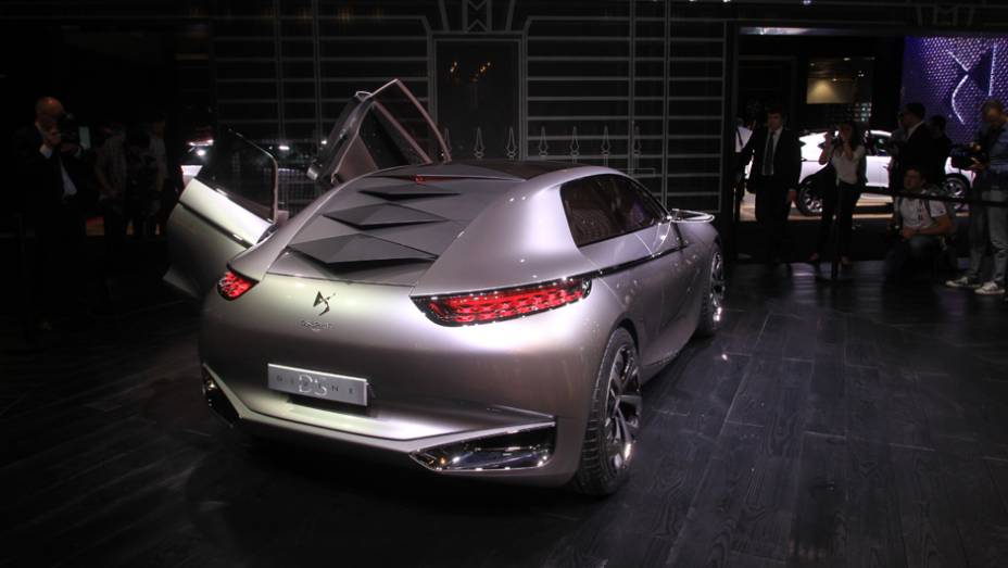 Divine DS concept | <a href="https://quatrorodas.abril.com.br/noticias/saloes/paris-2014/citroen-cria-conceito-futurista-divine-ds-798916.shtml" rel="migration">Leia mais</a> | <a href="https://quatrorodas.abril.com.br/galerias/saloes/paris/2014/direto-salao-paris-parte-2-" rel="migration"></a>