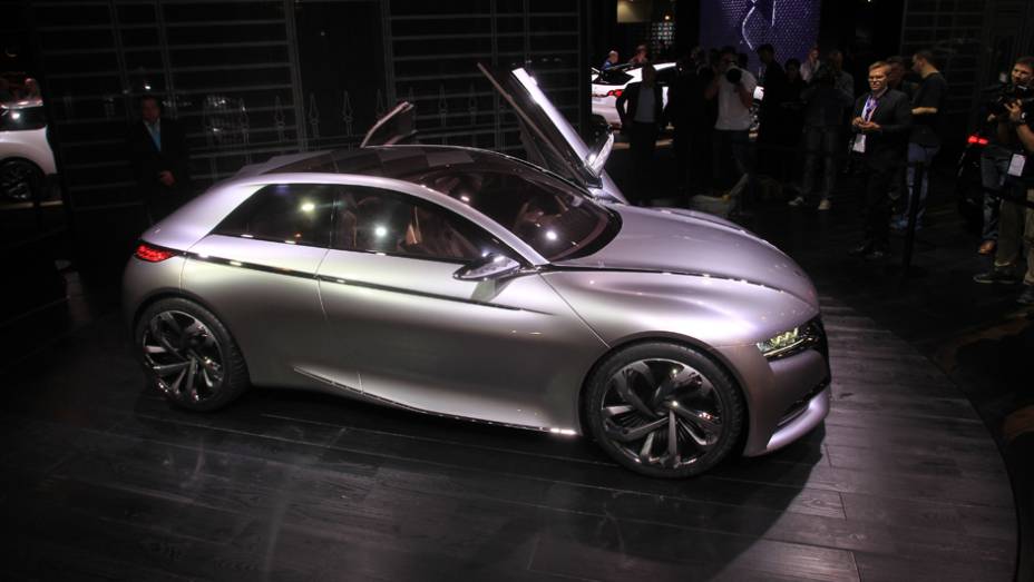 Divine DS concept | <a href="https://quatrorodas.abril.com.br/noticias/saloes/paris-2014/citroen-cria-conceito-futurista-divine-ds-798916.shtml" rel="migration">Leia mais</a> | <a href="https://quatrorodas.abril.com.br/galerias/saloes/paris/2014/direto-salao-paris-parte-2-" rel="migration"></a>