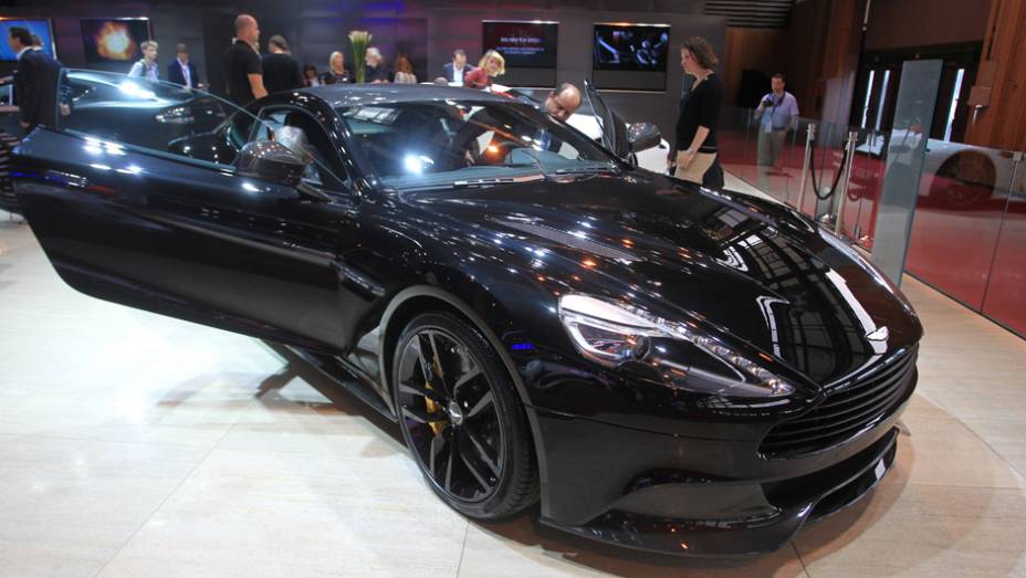 Aston Martin Vanquish Carbon Ed. | <a href="https://quatrorodas.abril.com.br/noticias/saloes/paris-2014/aston-martin-revela-vanquish-carbon-edition-799462.shtml" rel="migration">Leia mais</a> | <a href="https://quatrorodas.abril.com.br/galerias/saloes/paris/2014/direto-sal" rel="migration"></a>