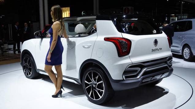Modelo tem desenho agressivo e carroceria com partes de plástico | <a href="https://quatrorodas.abril.com.br/noticias/saloes/paris-2014/ssangyong-lanca-suv-salao-paris-799528.shtml" rel="migration">Leia mais</a> Modelo tem desenho agressivo e carroceria com partes de plástico | <a href="https://quatrorodas.abril.com.br/noticias/saloes/paris-2014/ssangyong-lanca-suv-salao-paris-799528.shtml" rel="migration">Leia mais</a>