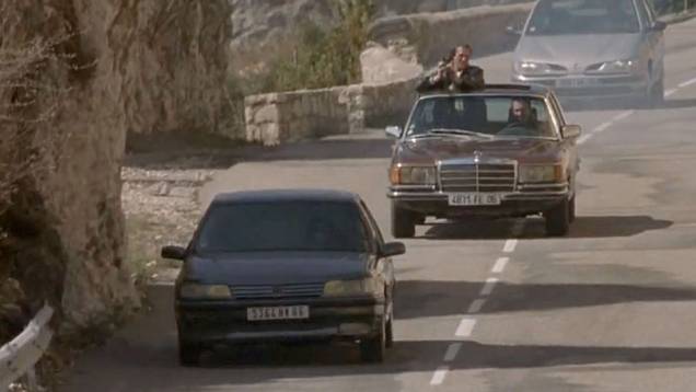 Ronin (1998) - Robert de Niro e Jean Reno aprontam loucuras em perseguições por Paris e estradas francesas estreladas por um Audi S8, BMW 535i, os Peugeot 406 e 605, um Citroen XM e uma Mercedes 450 SEL. <a href="%20https://quatrorodas.abril.com.br/blogs/pla" rel="migration"></a>