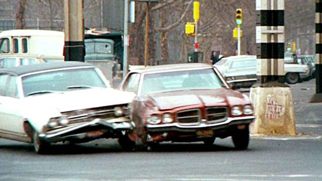 Operação França (1971) - Gene Hackman num Pontiac Le Mans 1971, costurando o tráfego sob trilhos elevados de trem até se deparar com uma mãe levando um carrinho de bebê no caminho. <a href="%20https://quatrorodas.abril.com.br/blogs/planeta-carro/2013/02/03/p" rel="migration"></a> Operação França (1971) - Gene Hackman num Pontiac Le Mans 1971, costurando o tráfego sob trilhos elevados de trem até se deparar com uma mãe levando um carrinho de bebê no caminho. <a href="%20https://quatrorodas.abril.com.br/blogs/planeta-carro/2013/02/03/p" rel="migration"></a>