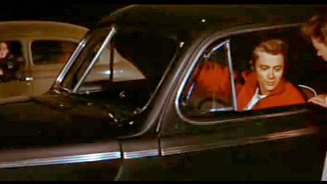 Juventude Transviada (1955) - Num Chevrolet Special De Luxe 1941, James Dean aposta um racha, trágico como seria a morte do próprio ator pouco tempo depois, ao volante do seu Porsche 550 Spyder. Ícone de uma geração. <a href="%20https://quatrorodas.abril.com" rel="migration"></a>