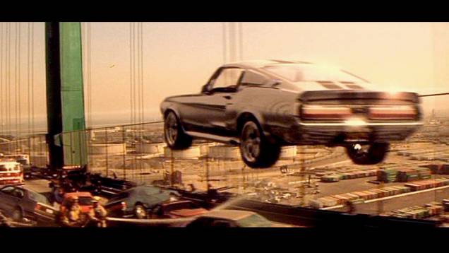 60 Segundos (2000) - Essa refilmagem do original de 1974 se deu melhor com estrelas como Nicolas Cage e Angelina Jolie e, como Eleanor, uma geração e versão bem mais apreciada do Mustang, o Shelby GT 500 1967. | <a href="%20https://quatrorodas.abril.com.br/b" rel="migration"></a>