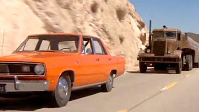 Encurralado (1971) - Primeiro longa profissional de Steven Spielberg, exibe o motorista de um Plymouth Valiant 1971 fugindo de um velho e sombrio caminhão Peterbilt 281 por estradas quase sempre desertas. <a href="%20https://quatrorodas.abril.com.br/blogs/pl" rel="migration"></a>