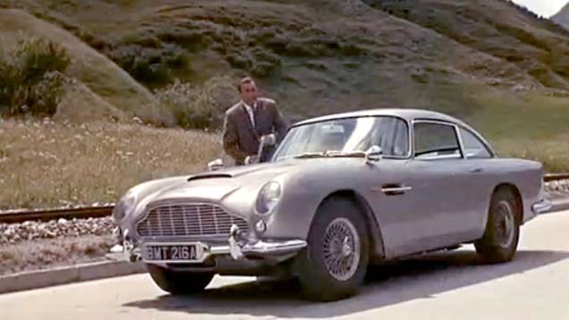 007 Contra Goldfinger (1964) - Na primeira incursão do icônico Aston Martin DB5, no terceiro filme da série, traquitanas como eixo abridor de latarias e óleo derramável na pista já surpreendiam e divertiam as platéias. <a href="%20https://quatrorodas.abril.c" rel="migration"></a>