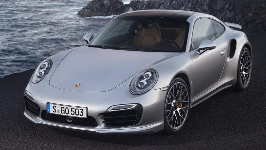 A nova geração dos modelos 911 Turbo e 911 Turbo S, enfim, dá as caras | <a href="https://quatrorodas.abril.com.br/carros/lancamentos//porsche-911-turbo-911-turbo-s-740375.shtml" rel="migration">Leia mais</a>