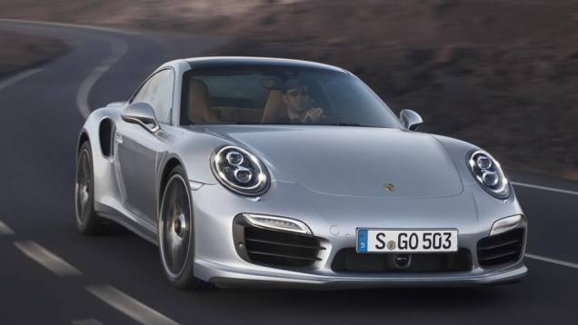 Com apresentação agendada para o Salão de Frankfurt, eles ocupam o topo da linha 911 | <a href="https://quatrorodas.abril.com.br/carros/lancamentos//porsche-911-turbo-911-turbo-s-740375.shtml" rel="migration">Leia mais</a> Com apresentação agendada para o Salão de Frankfurt, eles ocupam o topo da linha 911 | <a href="https://quatrorodas.abril.com.br/carros/lancamentos//porsche-911-turbo-911-turbo-s-740375.shtml" rel="migration">Leia mais</a>