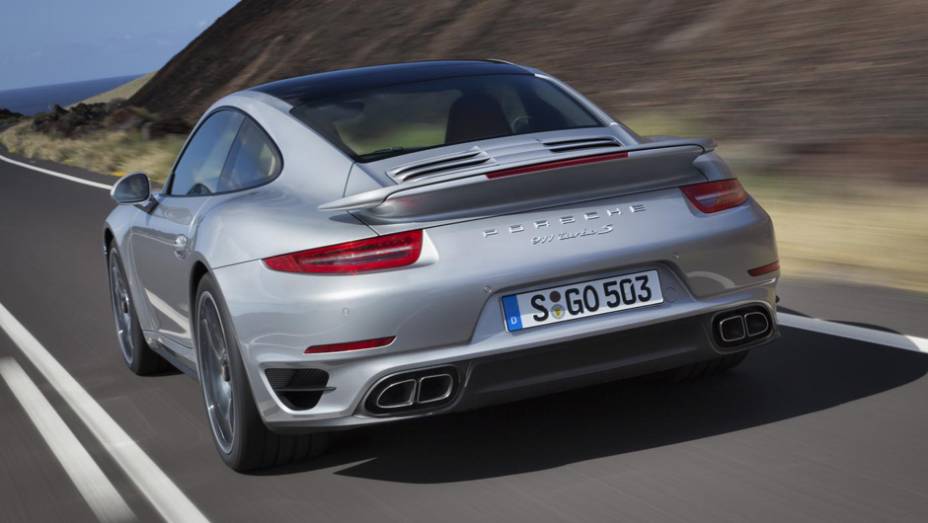 Ambos trazem asa traseira com três ajustes de posição | <a href="https://quatrorodas.abril.com.br/carros/lancamentos//porsche-911-turbo-911-turbo-s-740375.shtml" rel="migration">Leia mais</a>