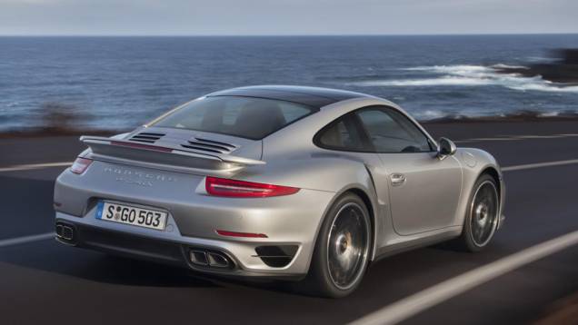 O motor é um 3.8 boxer com seis cilindros em linha, que rende 520 cv no Turbo e 560 cv no Turbo S | <a href="https://quatrorodas.abril.com.br/carros/lancamentos//porsche-911-turbo-911-turbo-s-740375.shtml" rel="migration">Leia mais</a> O motor é um 3.8 boxer com seis cilindros em linha, que rende 520 cv no Turbo e 560 cv no Turbo S | <a href="https://quatrorodas.abril.com.br/carros/lancamentos//porsche-911-turbo-911-turbo-s-740375.shtml" rel="migration">Leia mais</a>
