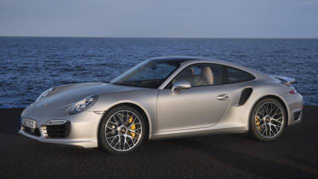 As belas rodas de liga leve são de 20 polegadas | <a href="https://quatrorodas.abril.com.br/carros/lancamentos//porsche-911-turbo-911-turbo-s-740375.shtml" rel="migration">Leia mais</a>