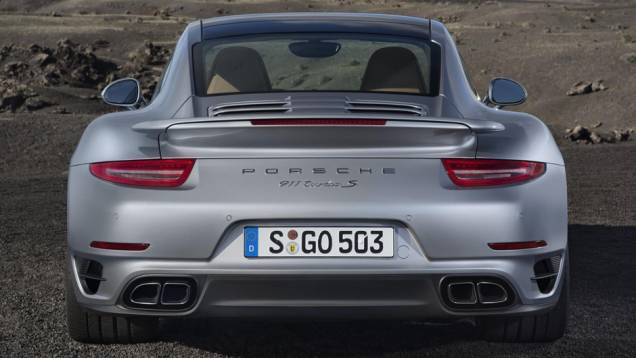 O estilo clássico do 911 ganha agressividade nestas novas versões | <a href="https://quatrorodas.abril.com.br/carros/lancamentos//porsche-911-turbo-911-turbo-s-740375.shtml" rel="migration">Leia mais</a> O estilo clássico do 911 ganha agressividade nestas novas versões | <a href="https://quatrorodas.abril.com.br/carros/lancamentos//porsche-911-turbo-911-turbo-s-740375.shtml" rel="migration">Leia mais</a>