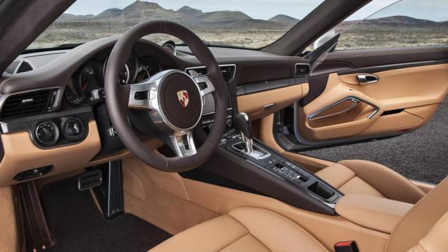 Luxuoso, o interior conserva tradições como a chave de ignição à esquerda do condutor | <a href="https://quatrorodas.abril.com.br/carros/lancamentos//porsche-911-turbo-911-turbo-s-740375.shtml" rel="migration">Leia mais</a>