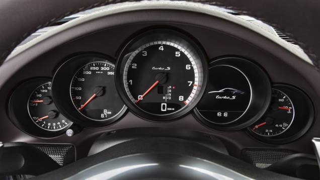 Conta-giros em posição central é herança dos antigos modelos da marca | <a href="https://quatrorodas.abril.com.br/carros/lancamentos//porsche-911-turbo-911-turbo-s-740375.shtml" rel="migration">Leia mais</a> Conta-giros em posição central é herança dos antigos modelos da marca | <a href="https://quatrorodas.abril.com.br/carros/lancamentos//porsche-911-turbo-911-turbo-s-740375.shtml" rel="migration">Leia mais</a>