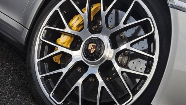 O Turbo S traz rodas de cubo único para remoção rápida, muito utilizada em corridas | <a href="https://quatrorodas.abril.com.br/carros/lancamentos//porsche-911-turbo-911-turbo-s-740375.shtml" rel="migration">Leia mais</a> O Turbo S traz rodas de cubo único para remoção rápida, muito utilizada em corridas | <a href="https://quatrorodas.abril.com.br/carros/lancamentos//porsche-911-turbo-911-turbo-s-740375.shtml" rel="migration">Leia mais</a>