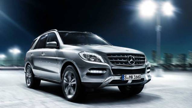 Grade e faróis ficaram mais discretos e o visual em geral ficou mais urbano - <a href="https://quatrorodas.abril.com.br/carros/lancamentos/mercedes-benz-ml-350-blueefficiency-sport-691486.shtml" rel="migration">Leia Mais</a>