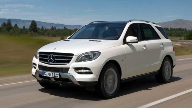 Modelo incorpora sistema de iluminação diurna em LEDs - <a href="https://quatrorodas.abril.com.br/carros/lancamentos/mercedes-benz-ml-350-blueefficiency-sport-691486.shtml" rel="migration">Leia Mais</a>