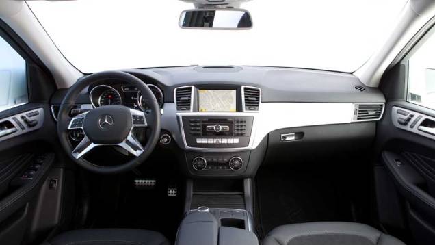 Painel ganhou novo formato e grafismos, enquanto os controles elétricos dos bancos, que possuem três opçõpes de memória, passaram para as portas - <a href="https://quatrorodas.abril.com.br/carros/lancamentos/mercedes-benz-ml-350-blueefficiency-sport-691486" rel="migration"></a> Painel ganhou novo formato e grafismos, enquanto os controles elétricos dos bancos, que possuem três opçõpes de memória, passaram para as portas - <a href="https://quatrorodas.abril.com.br/carros/lancamentos/mercedes-benz-ml-350-blueefficiency-sport-691486" rel="migration"></a>