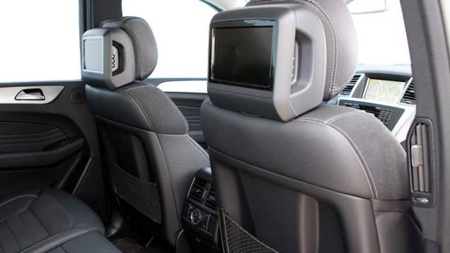 Os passageiros de trás contam com duas telas de nove polegadas, que podem exibir diferentes conteúdos - <a href="https://quatrorodas.abril.com.br/carros/lancamentos/mercedes-benz-ml-350-blueefficiency-sport-691486.shtml" rel="migration">Leia Mais</a> Os passageiros de trás contam com duas telas de nove polegadas, que podem exibir diferentes conteúdos - <a href="https://quatrorodas.abril.com.br/carros/lancamentos/mercedes-benz-ml-350-blueefficiency-sport-691486.shtml" rel="migration">Leia Mais</a>