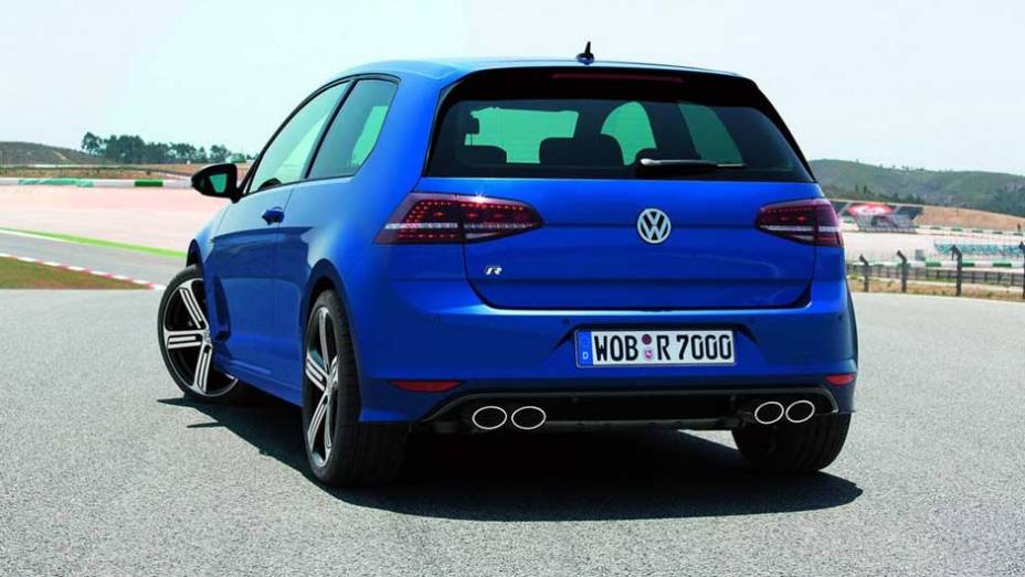 As quatro saídas de escapamento mostram que este Golf não é um carro qualquer | <a href="https://quatrorodas.abril.com.br/saloes/frankfurt/2013/volkswagen-golf-r-752207.shtml" rel="migration">Leia mais</a>