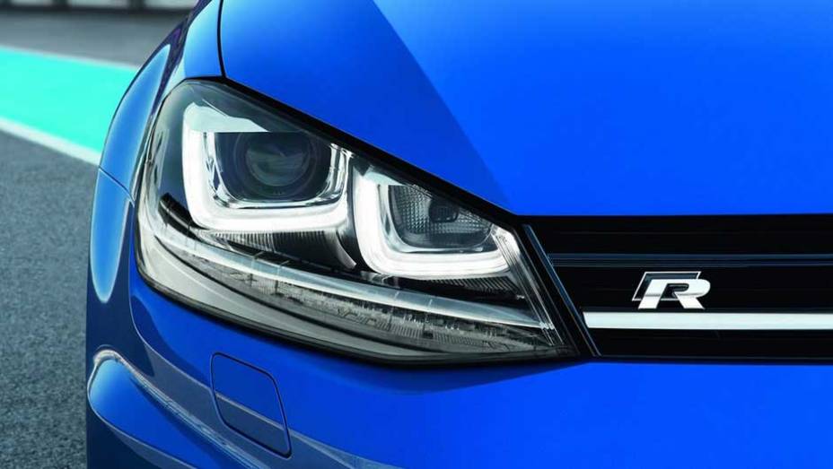 Os faróis com LEDs são inteligentes, controlando a iluminação para não ofuscar outros motoristas, por exemplo | <a href="https://quatrorodas.abril.com.br/saloes/frankfurt/2013/volkswagen-golf-r-752207.shtml" rel="migration">Leia mais</a>