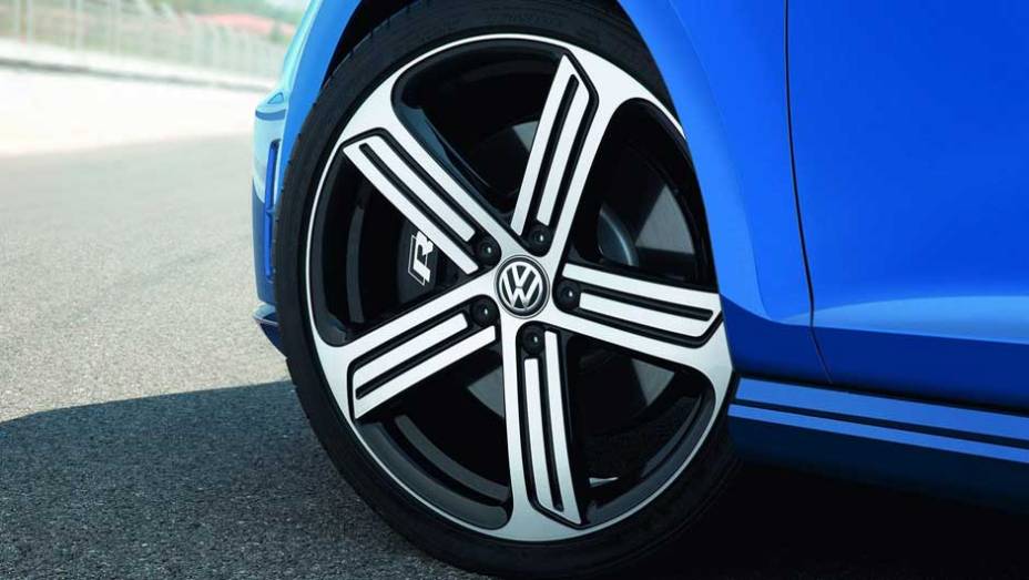 As belas rodas de liga leve são de 18 polegadas, mas podem ser trocadas por um conjunto aro 19 | <a href="https://quatrorodas.abril.com.br/saloes/frankfurt/2013/volkswagen-golf-r-752207.shtml" rel="migration">Leia mais</a>