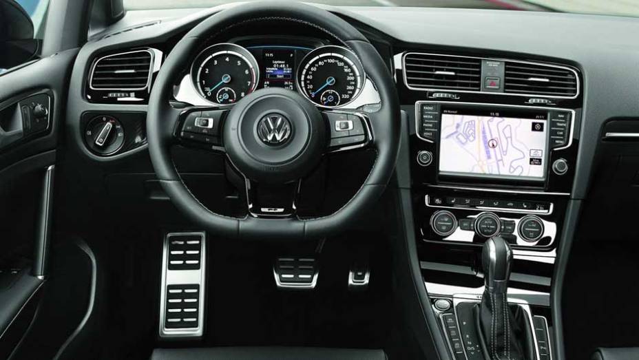 Interior tem volante com base achatada e apliques de alumínio | <a href="https://quatrorodas.abril.com.br/saloes/frankfurt/2013/volkswagen-golf-r-752207.shtml" rel="migration">Leia mais</a>