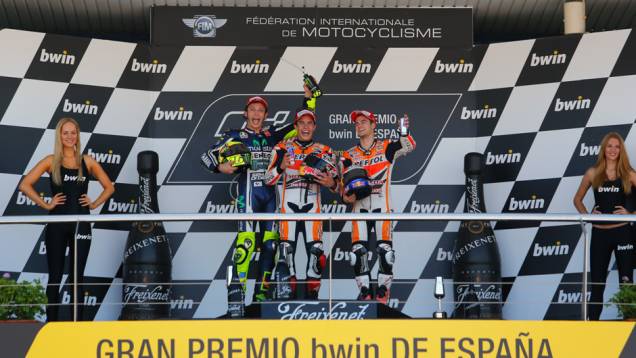 Márquez vence a quarta no ano, com Valentino Rossi e Dani Pedrosa, em segundo e terceiro respectivamente. | <a href="https://quatrorodas.abril.com.br/moto/noticias/quatro-vezes-marquez-781513.shtml" rel="migration">Leia mais</a>