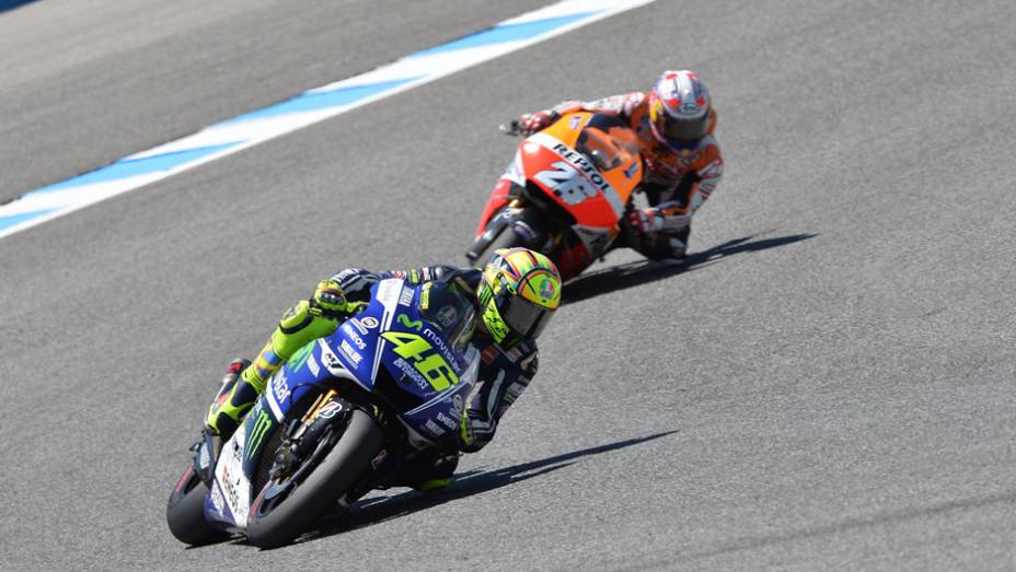 Pedrosa acompanhando Rossi. | <a href="https://quatrorodas.abril.com.br/moto/noticias/quatro-vezes-marquez-781513.shtml" rel="migration">Leia mais</a>