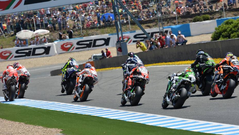 Motos rasgando a reta de Jerez. | <a href="https://quatrorodas.abril.com.br/moto/noticias/quatro-vezes-marquez-781513.shtml" rel="migration">Leia mais</a>