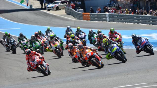 Dovizioso veio de trás e tenta tomar a ponta. | <a href="https://quatrorodas.abril.com.br/moto/noticias/quatro-vezes-marquez-781513.shtml" rel="migration">Leia mais</a> Dovizioso veio de trás e tenta tomar a ponta. | <a href="https://quatrorodas.abril.com.br/moto/noticias/quatro-vezes-marquez-781513.shtml" rel="migration">Leia mais</a>